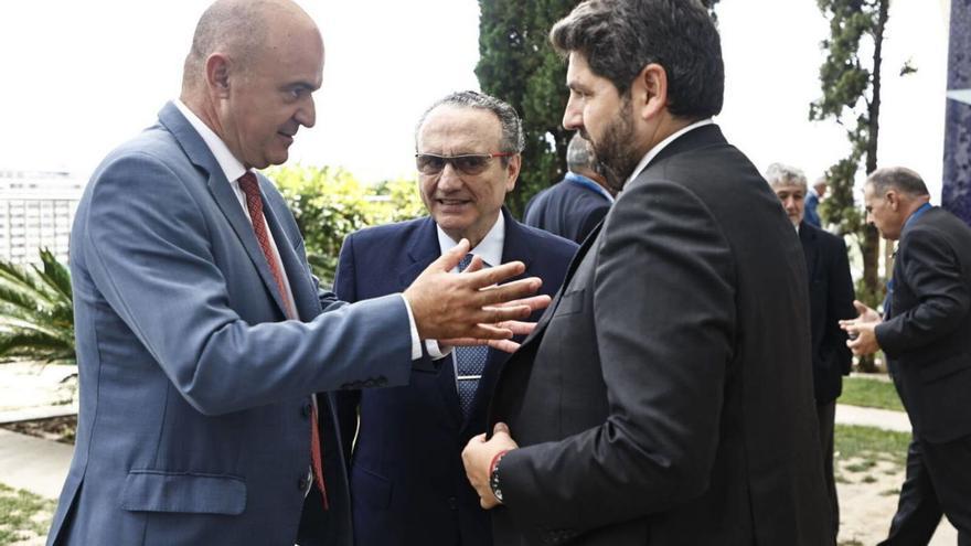 Vicent Marí, Javier Moll (presidente de Prensa Ibérica) y Fernando López Miras (presidente de Murcia).