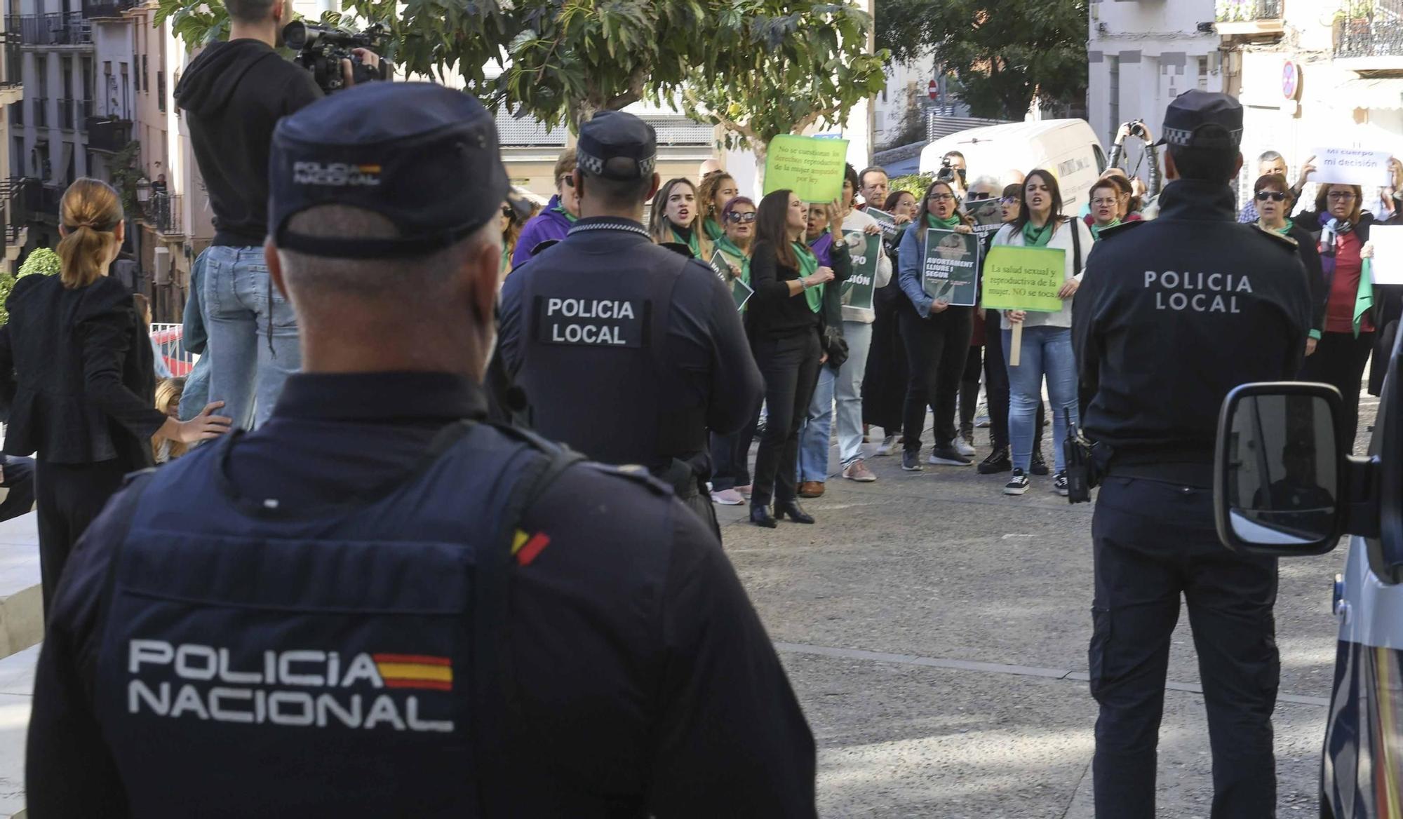 PP y Vox inauguran la polémica oficina "antiaborto" de Alicante entre críticas por "ilegal"
