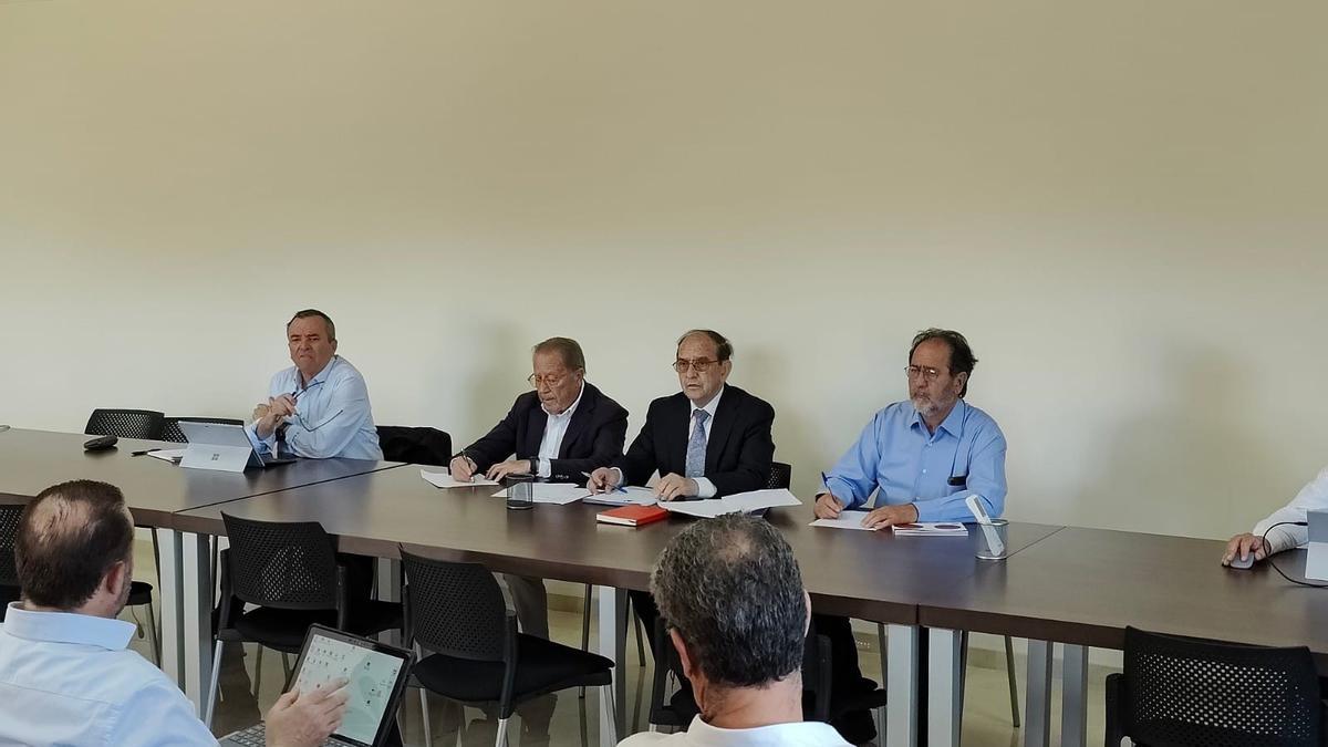 El presidente de la Junta Central de Usuarios, Ángel Urbina, con su equipo durante una reunión reciente.