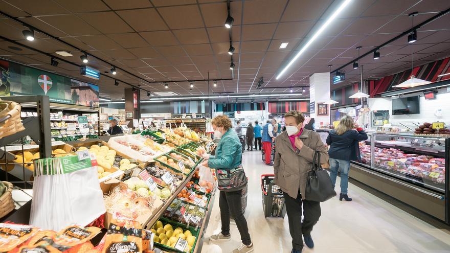 ¿Qué supermercados estarán abiertos durante el puente de agosto?