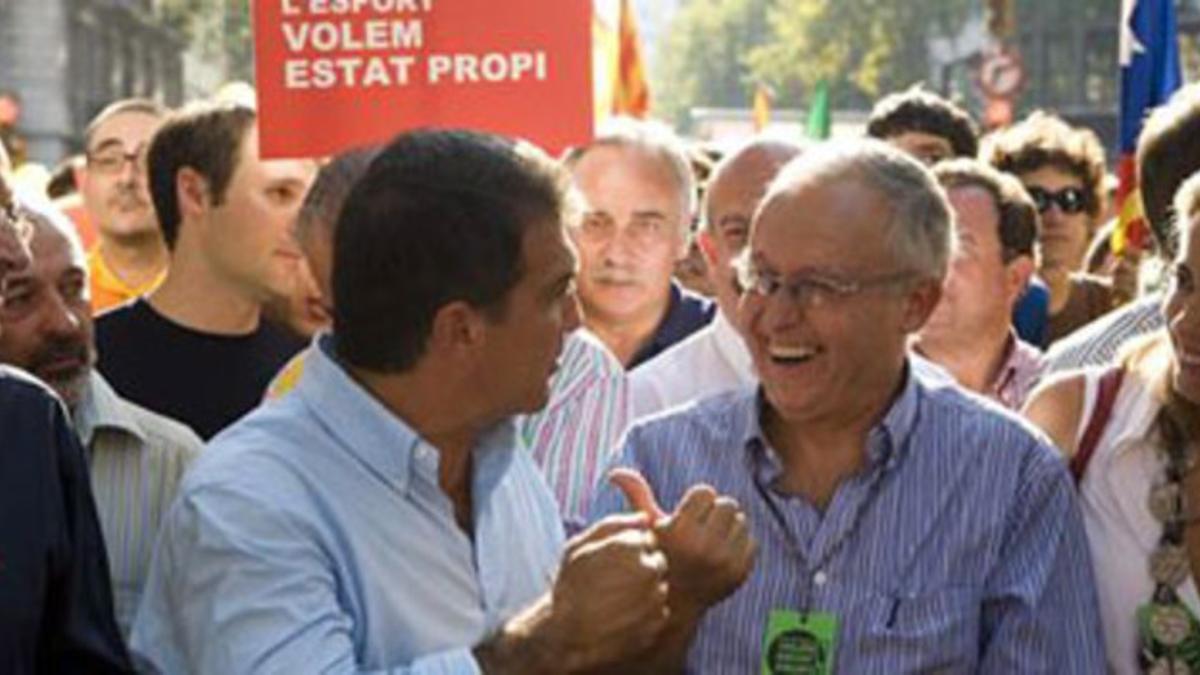 El alcalde de Arenys de Munt, Carles MÓra, junto a Joan Laporta durante una manifestación a favor de la consulta popular de Arenys.