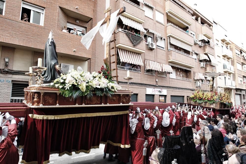 Las procesiones del Viernes Santo emocionan a miles de alicantinos