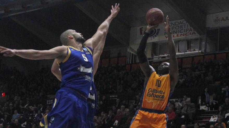 El Valencia Basket tira de orgullo para dejar la eliminatoria abierta