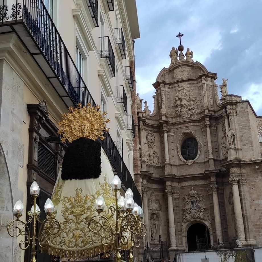 La Hermandad de Seguidores saca la imagen de la Virgen a hombros por el centro de la ciudad en el Rosario de la Aurora