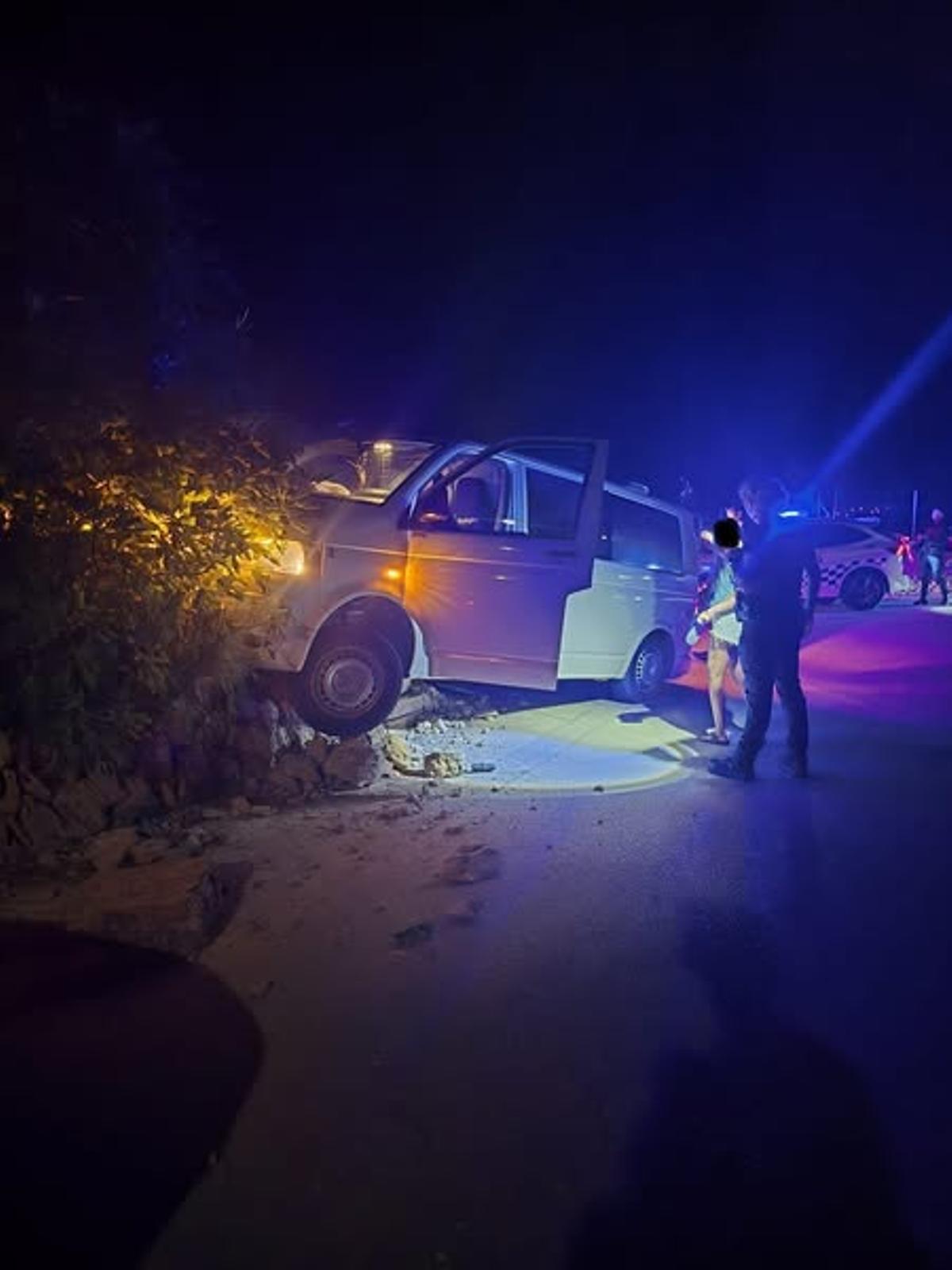 La furgoneta que se subió a una pared en Alcúdia.