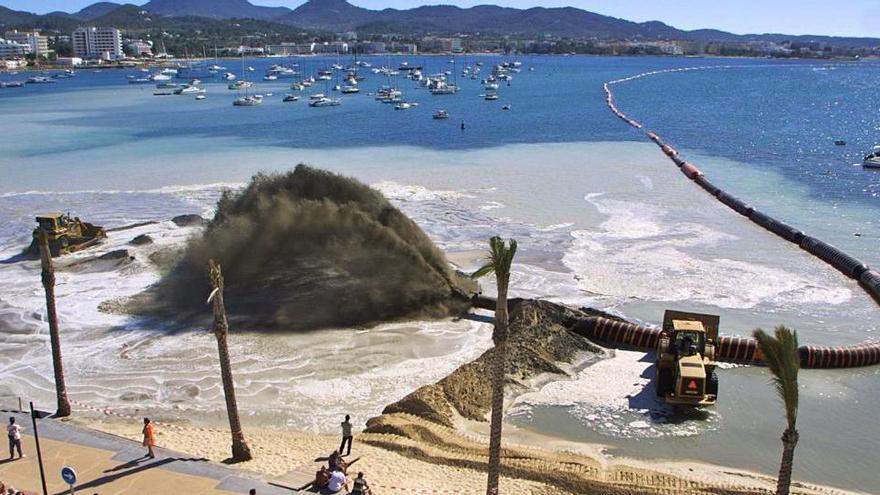 Trabajos de regeneración de la arena de la playa de Sant Antoni en 2002.