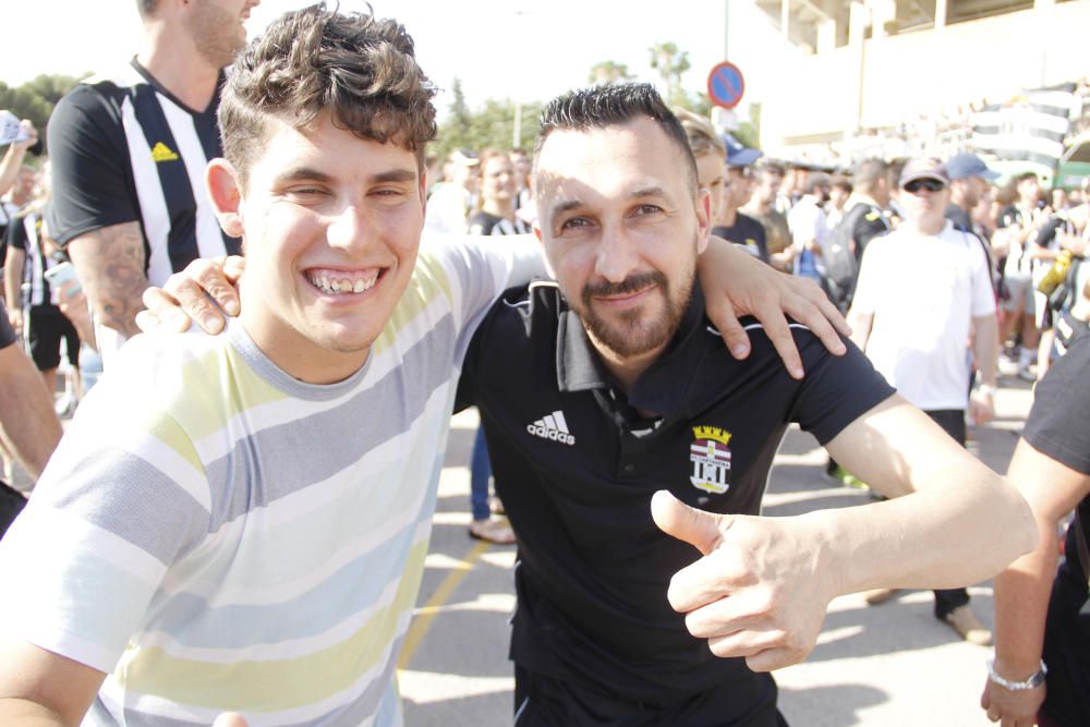 Multitudinaria llegada del FC Cartagena