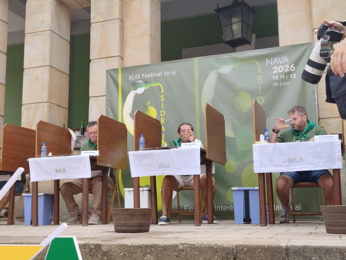 Así fue la emocionante y multitudinaria cata a ciegas para elegir la mejor sidra de Asturias en Nava