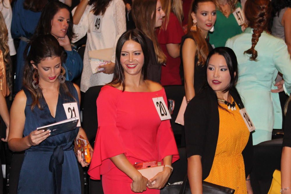 Las candidatas a fallera mayor de València visitan el concurso de teatro fallero