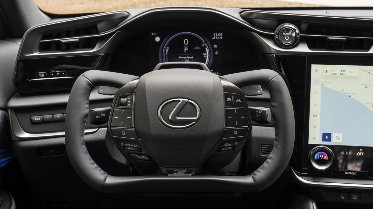 El Lexus RZ 2026 tiene un volante tipo jet