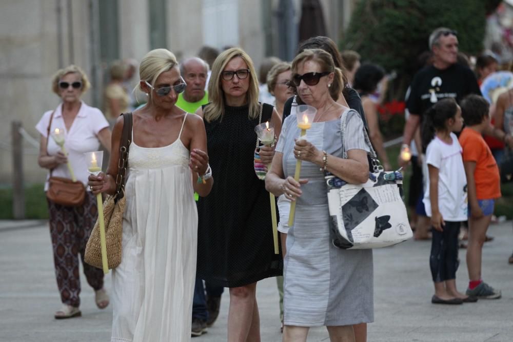 Cientos de miles de seguidores acompañan a la procesión por el centro de Vigo en medio de un asfixiante calor.