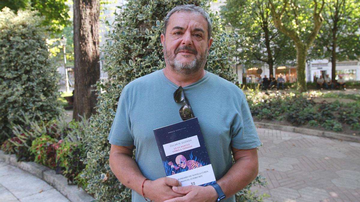 Óscar Guzmán, coa súa novela.
