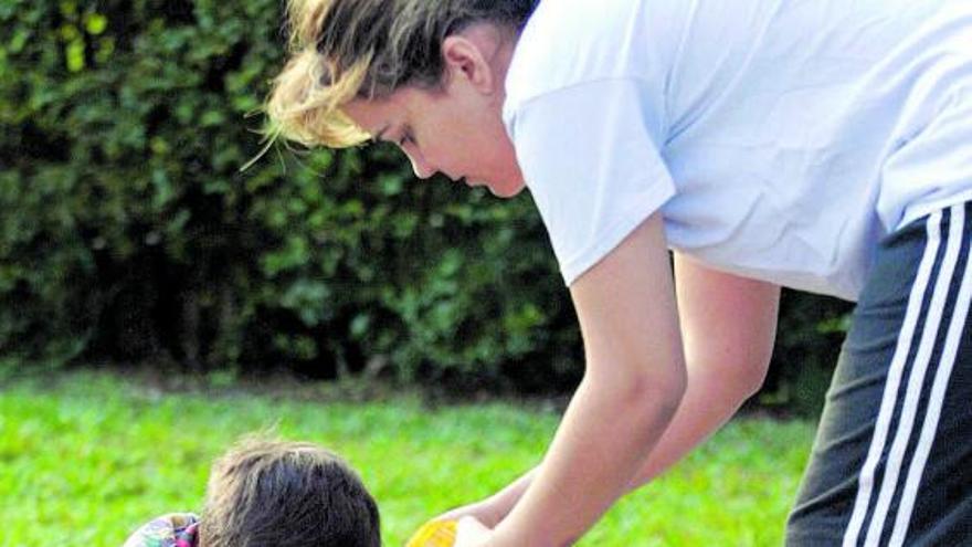 Un niño se cubre la cara 
mientras es atendido por
una profesora.   | // RICARDO FERRO