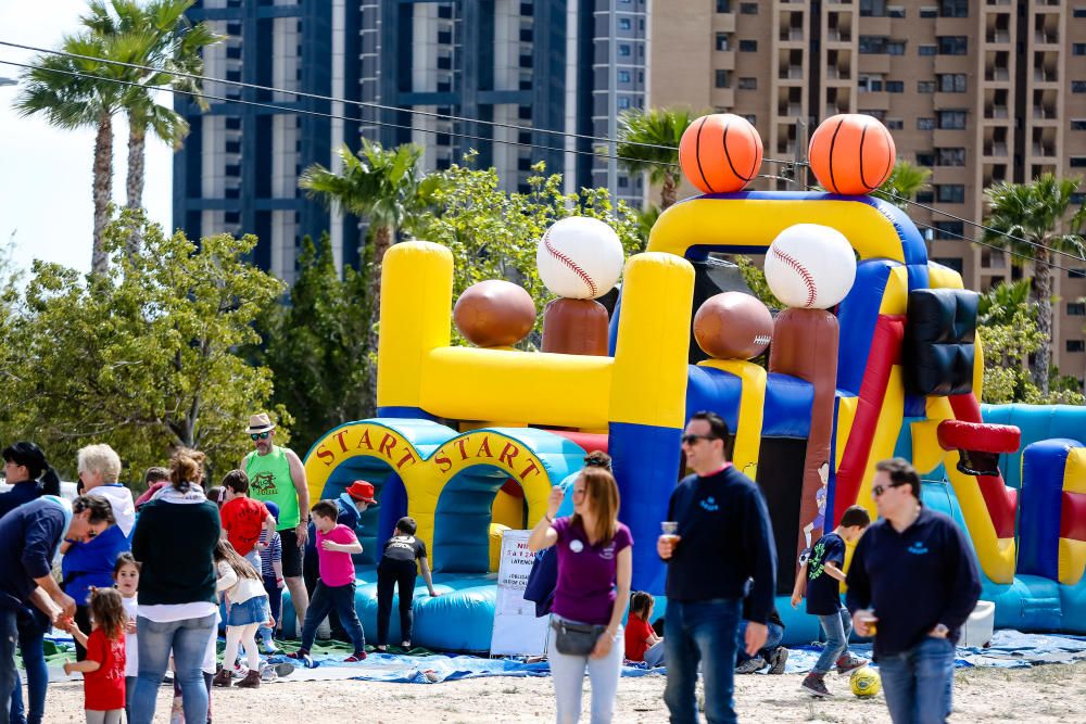 El "Día de La Mona" congrega a más de 125 peñas y 3.000 festeros en Benidorm.