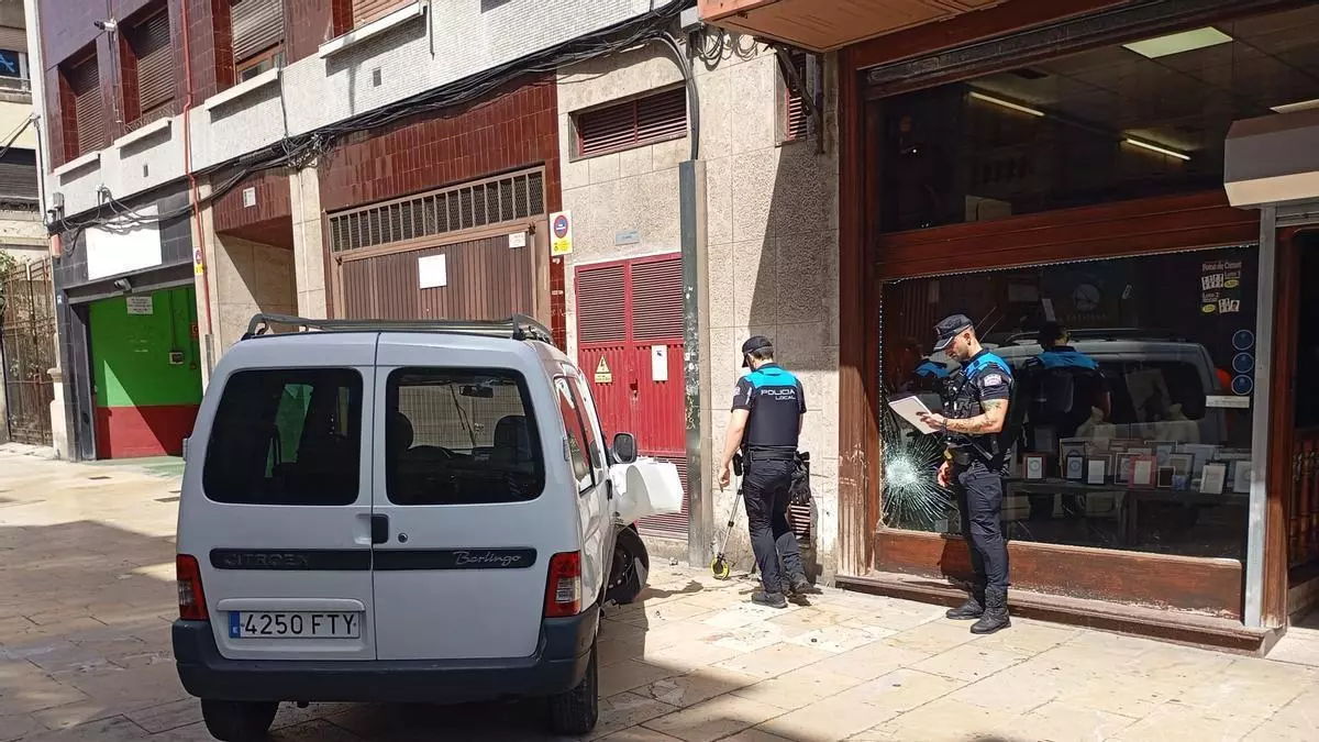 Una furgoneta fuera de control en pleno centro de Avilés atraviesa una rotonda, pasa entre dos terrazas y se estampa contra un escaparate: "Pudo ser una desgracia"
