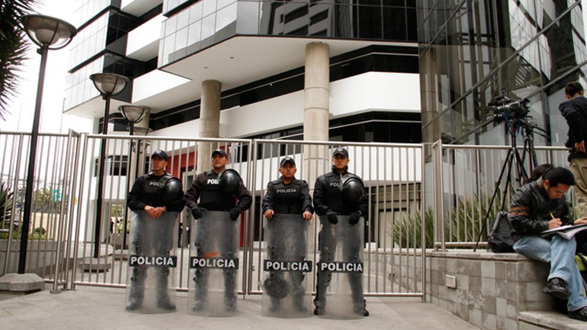 Agentes de policía protegen la Embajada del Reino Unido en Quito, el jueves.