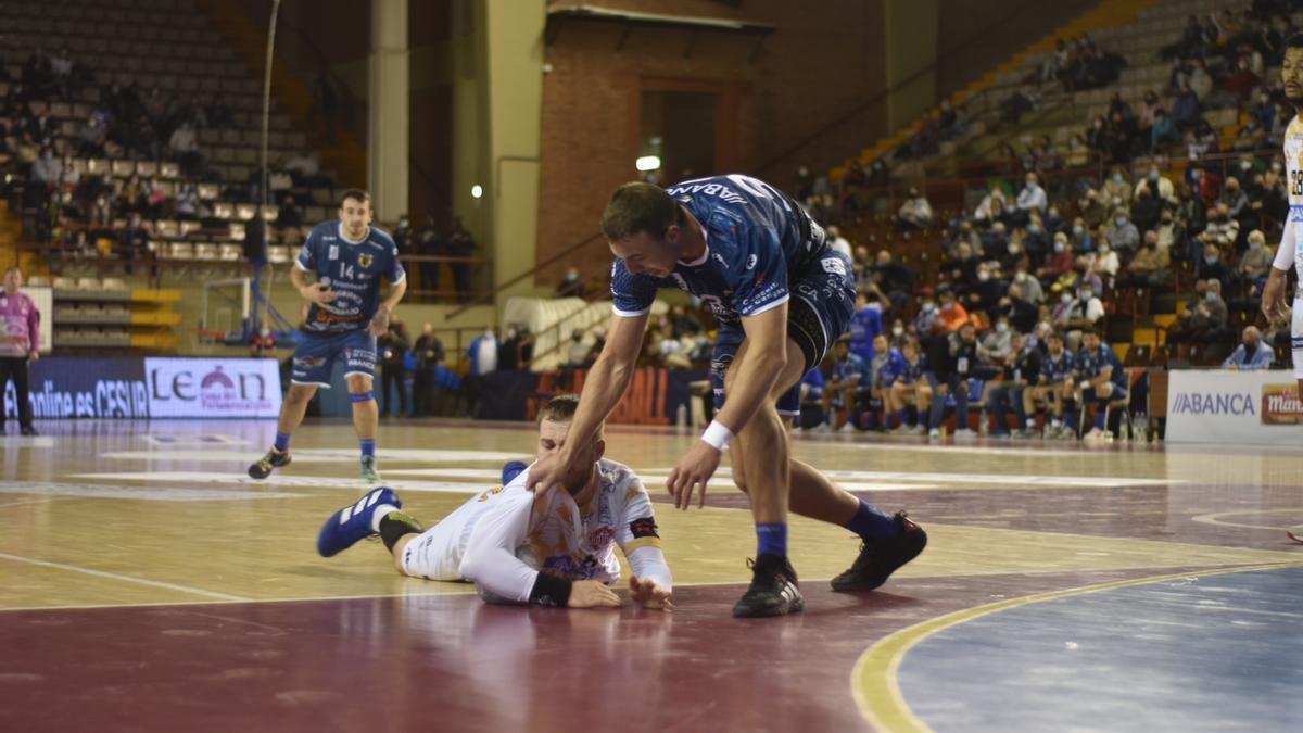 Alberto Martín lucha ayer con Virbauskas por un balón en un momento del partido.