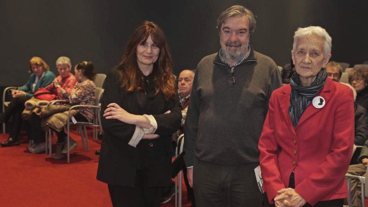 Por la izquierda, María Antonia Mateos, Miguel Ángel Villena y Carmen Suárez, en el Club de 'La Nueva España', en Oviedo.