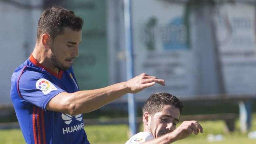 El jugador del Oviedo B Lobato protege el balón.