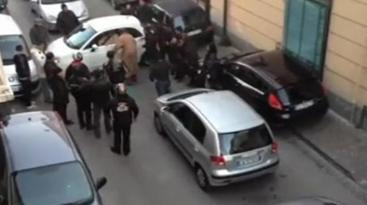 El conductor no es deixa ajudar i fa la maniobra sol.