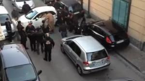 El conductor no es deixa ajudar i fa la maniobra sol.