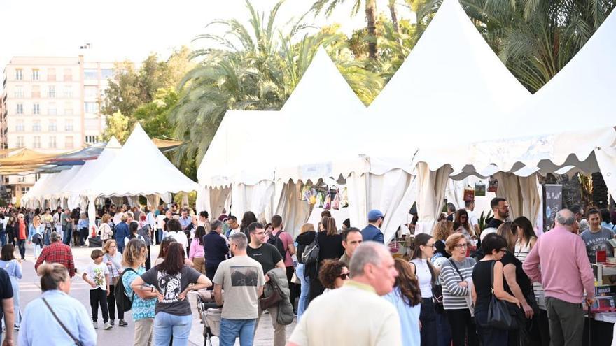 El bipartito quiere consolidar la Feria del Libro de Elche en el Paseo de la Estación y el sector demanda más promoción