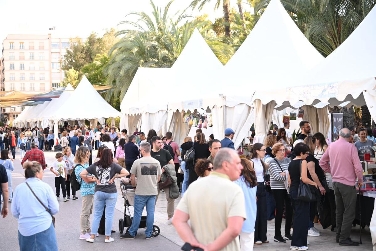 Gran afluencia en la primera jornada de la feria del libro en el Paseo de la Estación