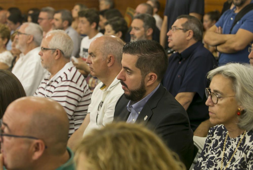 Cientos de personas abarrotan la sala de plenos y el hall para asistir a la constitución del Ayuntamiento con siete grupos políticos