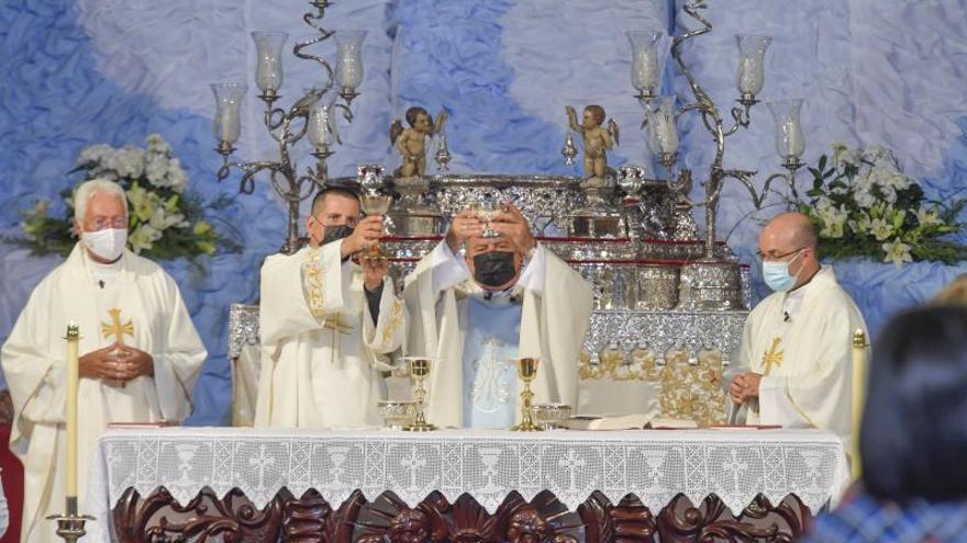 La Virgen del Pino baja del camarín