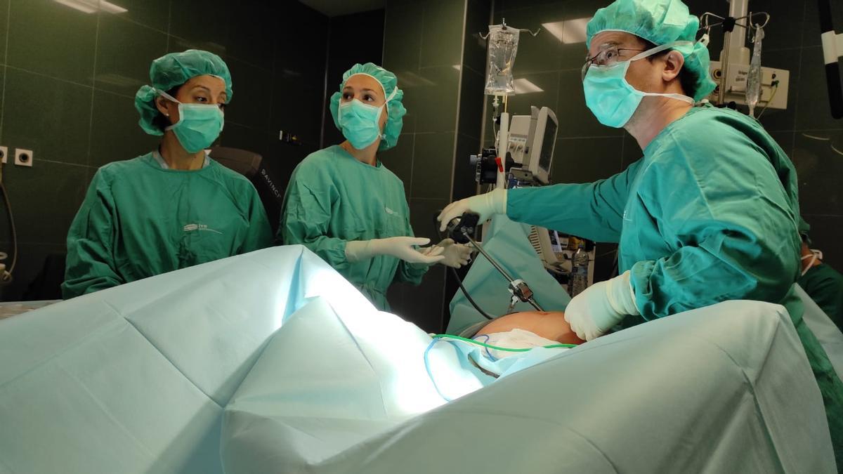 El doctor Piñero y su equipo durante una intervención quirúrgica.