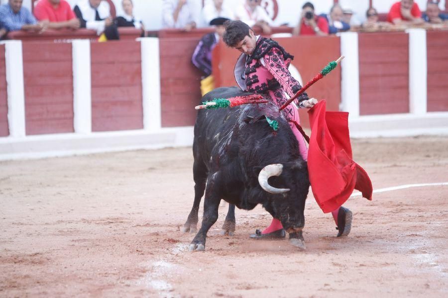 Toros en San Pedro: Cayetano, por la puerta grande