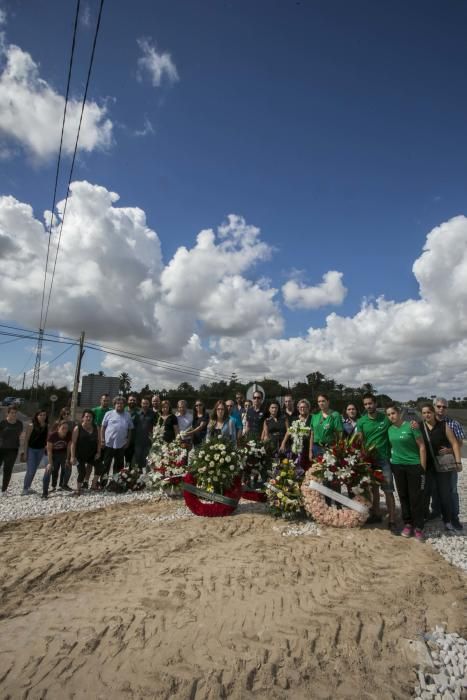 Una treintena de familiares y amigos homenajean al joven que sufrió un accidente mortal en la rotonda de la carretera de Santa Pola y piden más seguridad