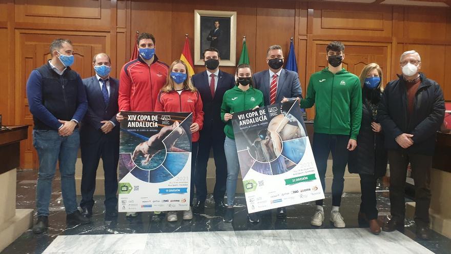 Nadadores y autoridades asistentes a la presentación de la Copa Andalucía de clubs de natación.