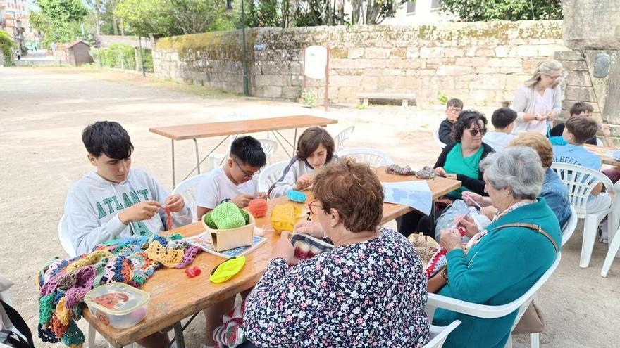 Tres años de hilo y aguja para decorar el IES Cabanillas de 