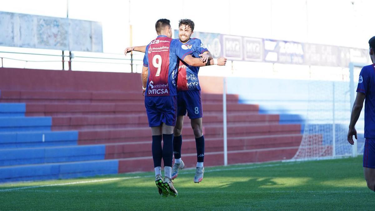Tanque y Cristian celebran un gol.