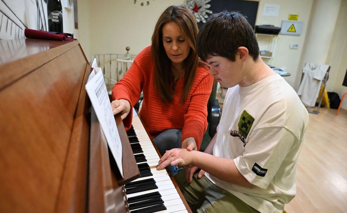Antes de la clase con Rea, Manuel asistió a una sesión de piano con Sandra Freire. |  Rafa Vázquez