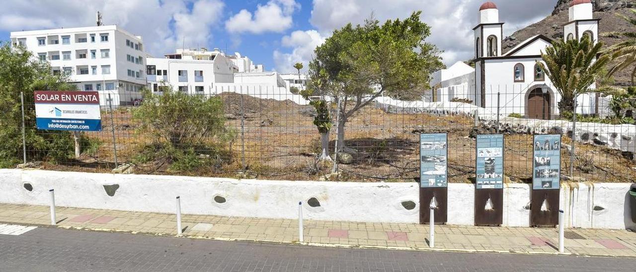 Ermita y bloques de viviendas en el Puerto de Las Nieves de Agaete.