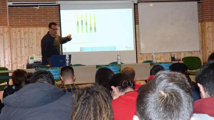 Fernando Vicente Mainar, durante su ponencia, ayer, en las Jornadas del Orgullo Rural, en Tineo.