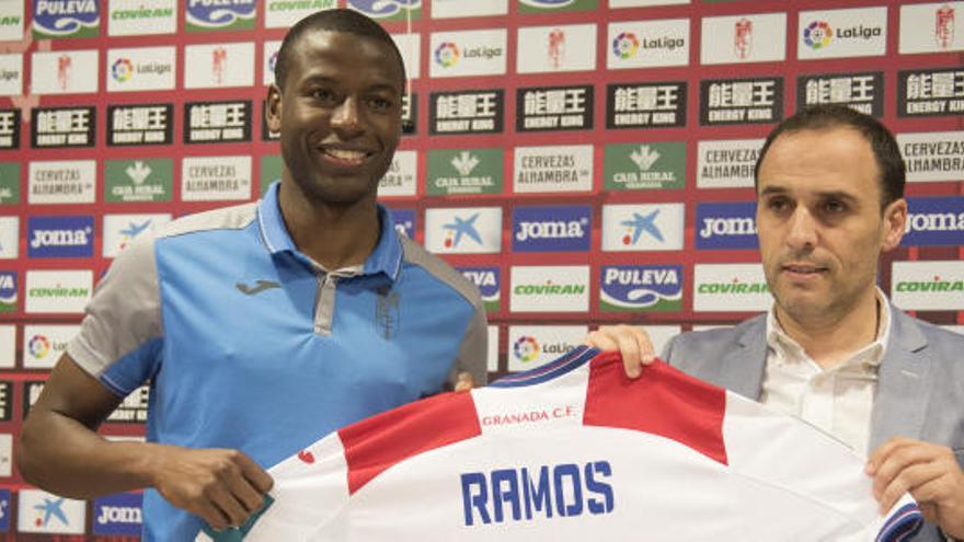 Adrián Ramos, el día de su presentación con el Granada.