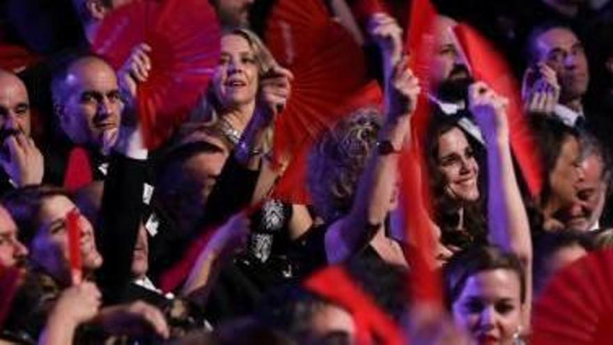 Mujeres muestran los abanicos rojos con el lema «Más mujeres» durante la gala.