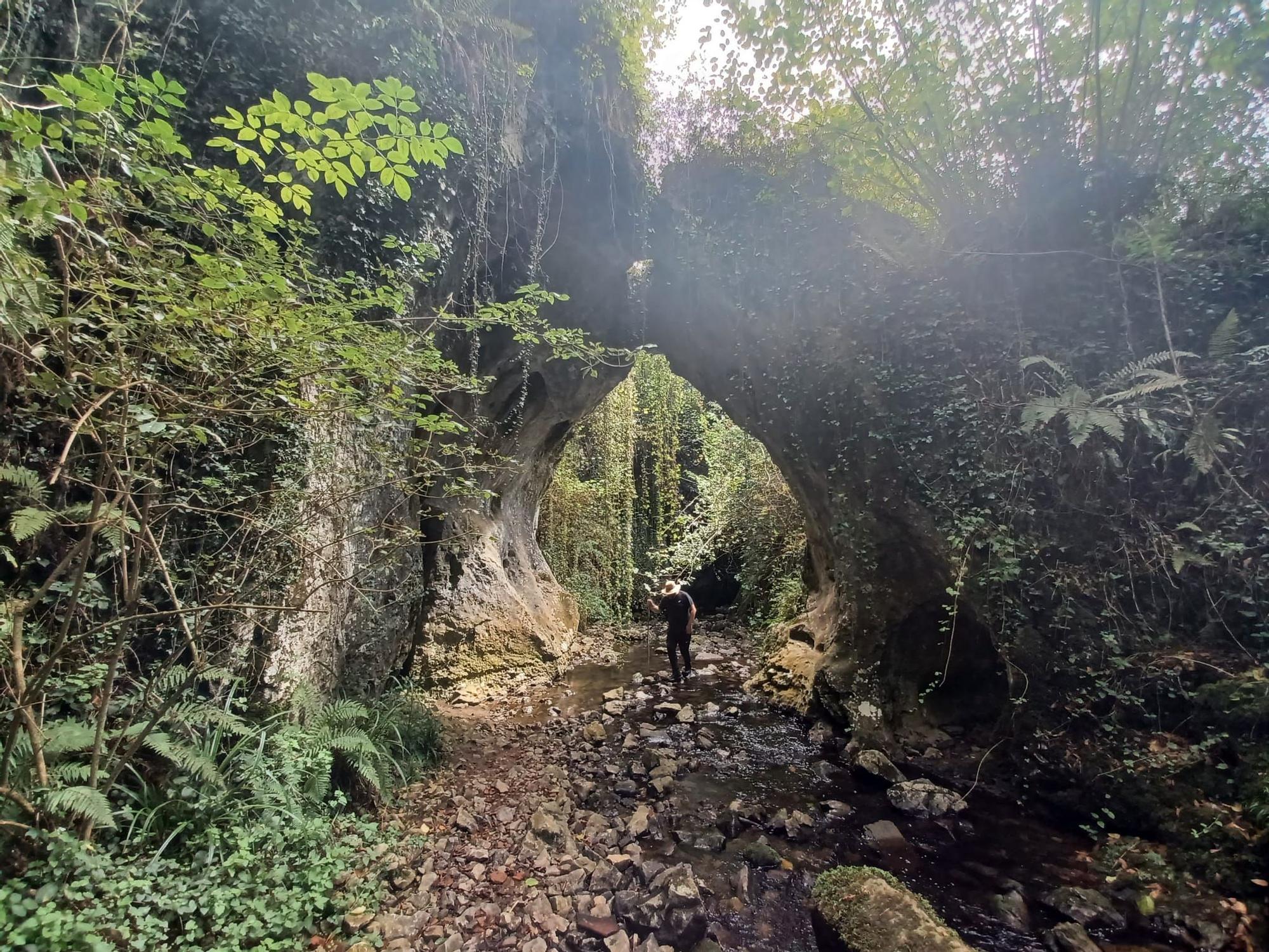 La ruta de Los Covarones, las mil y una estampas de cuento de la senda más visitada de Llanera