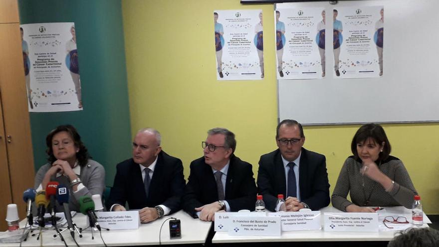 Por la izquierda, a vicepresidenta de la Junta Provincial de la Asociación Española contra el Cáncer (AECC), Margarita Collado; el gerente del área sanitaria IV, Luis Hevia; el consejero de Sanidad, Francisco del Busto; el director general de Salud Pública, Antonio Molejón; y, la presidenta de la Junta Provincial de la Asociación Española Contra el Cáncer en Asturias, Margarita Fuentes.