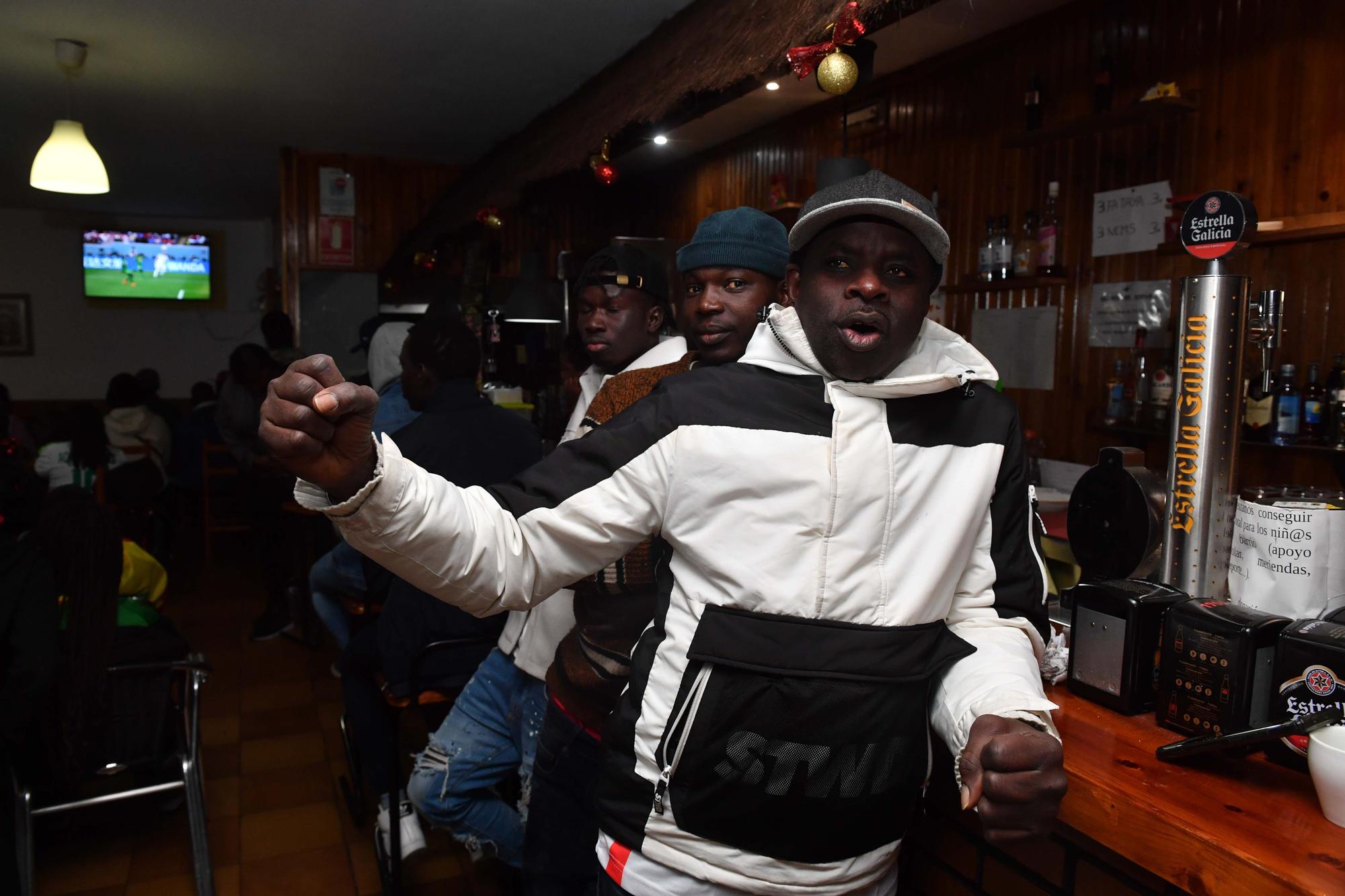 Senegaleses en A Coruña se reúnen en el Agra para ver el partido Senegal-Inglaterra en el Mundial de Qatar