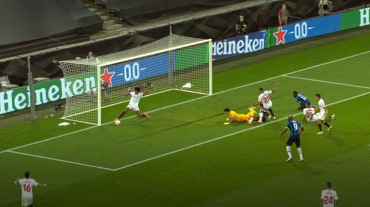 Koundé salvó en línea de gol el empate a tres del Inter