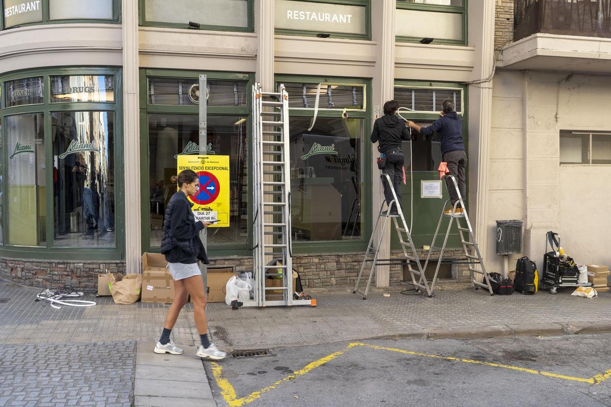 Muntatge de la filmació d'un anunci publicitari a l'entorn del bar Miami, a Manresa