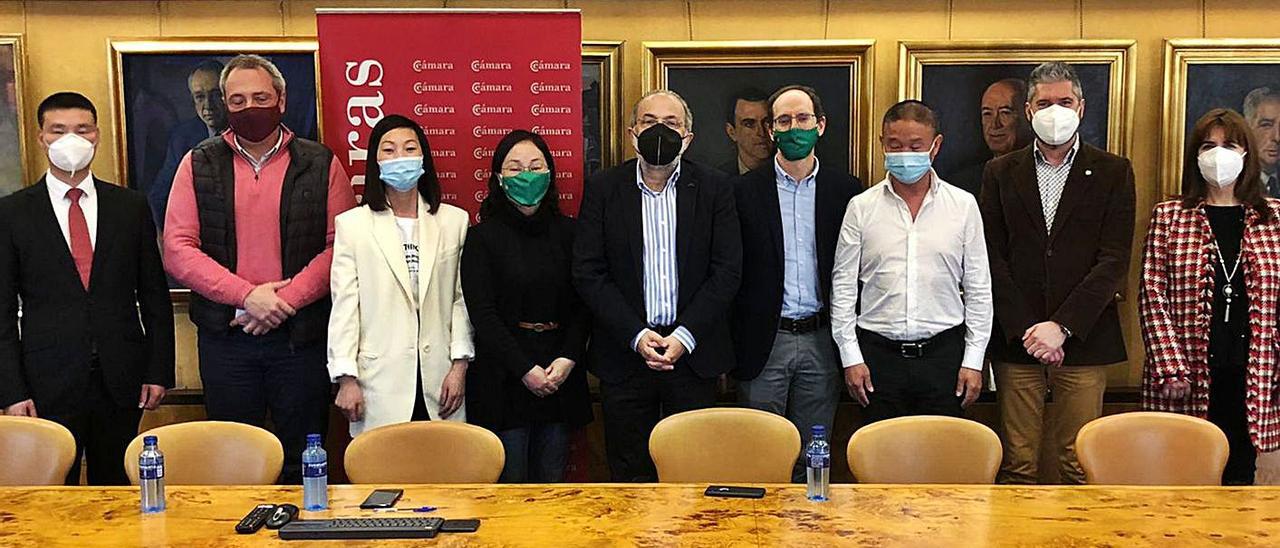 Ferreira, en el centro, junto a representantes de las universidades de Oviedo y León, así como miembros del instituto Confucio y de la comunidad china en Asturias durante una recepción en la Cámara. | LNE