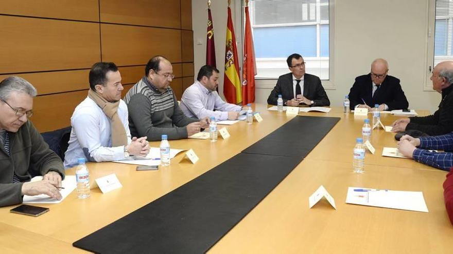 Reunión celebrada ayer entre Ballesta y Martínez-Oliva con miembros del sector del taxi.