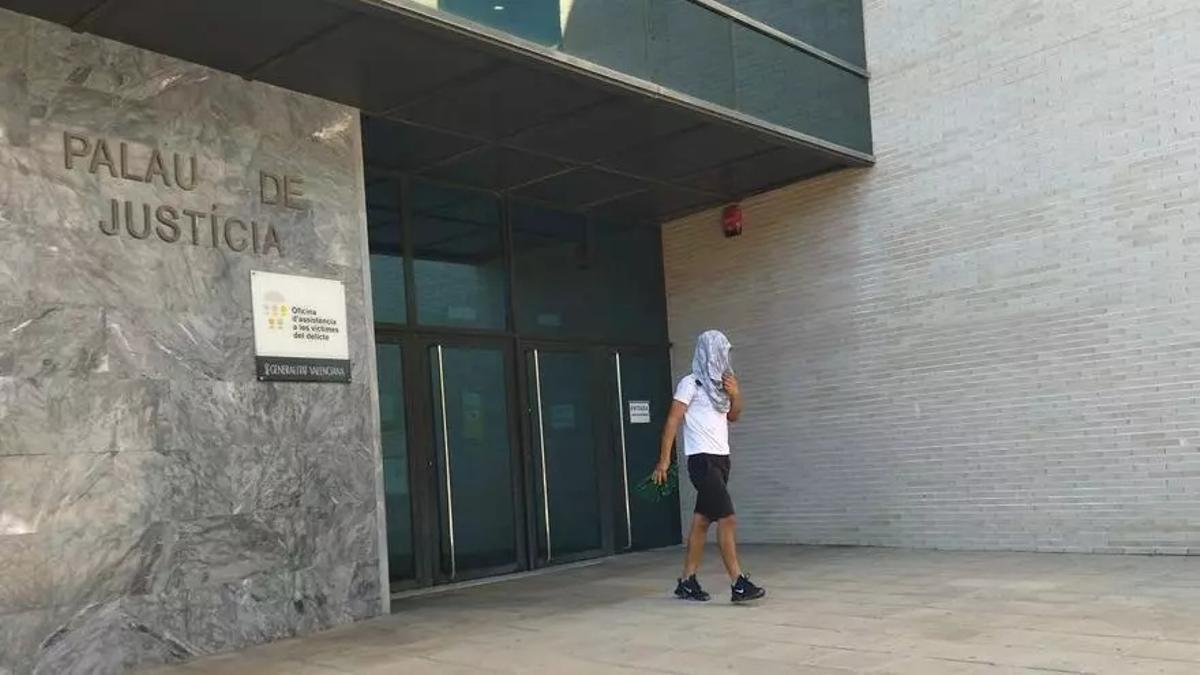 Uno de los detenidos saliendo del juzgado el día que pasaron a disposición judicial.