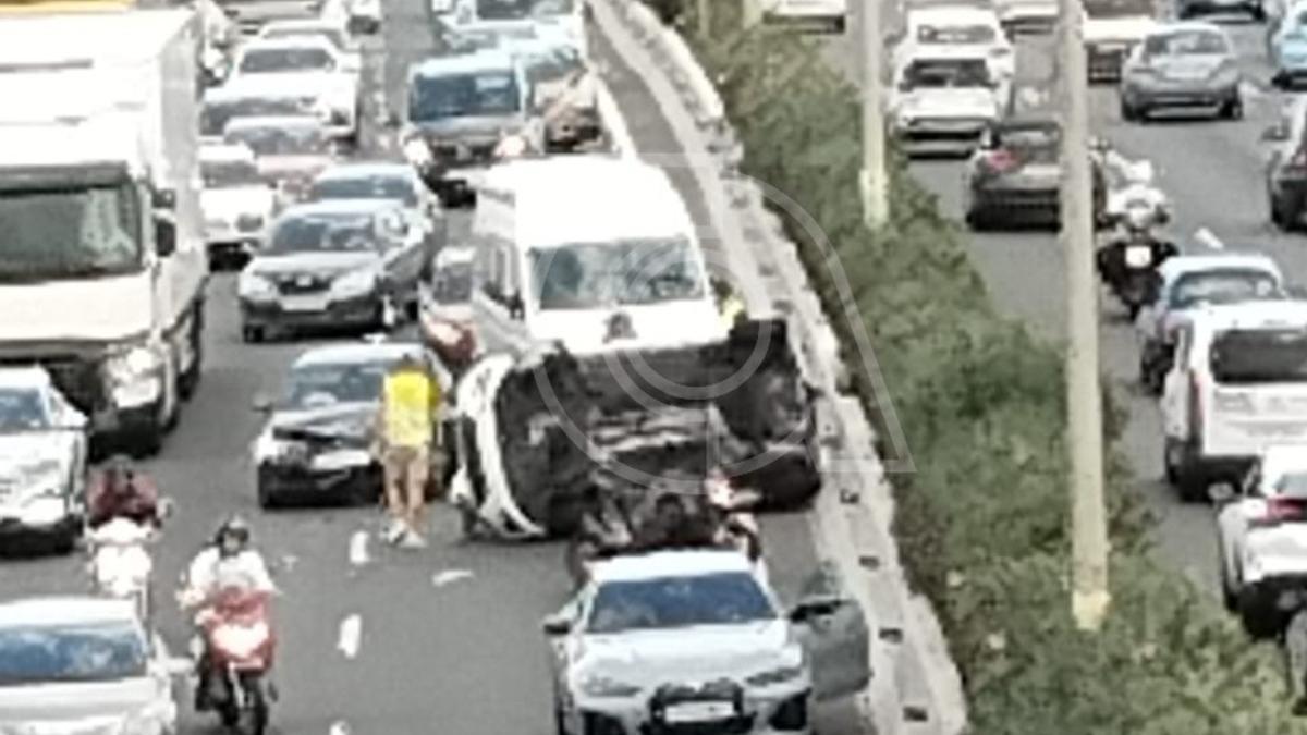 Fotografía tras el accidente, con uno de los coches volcado.
