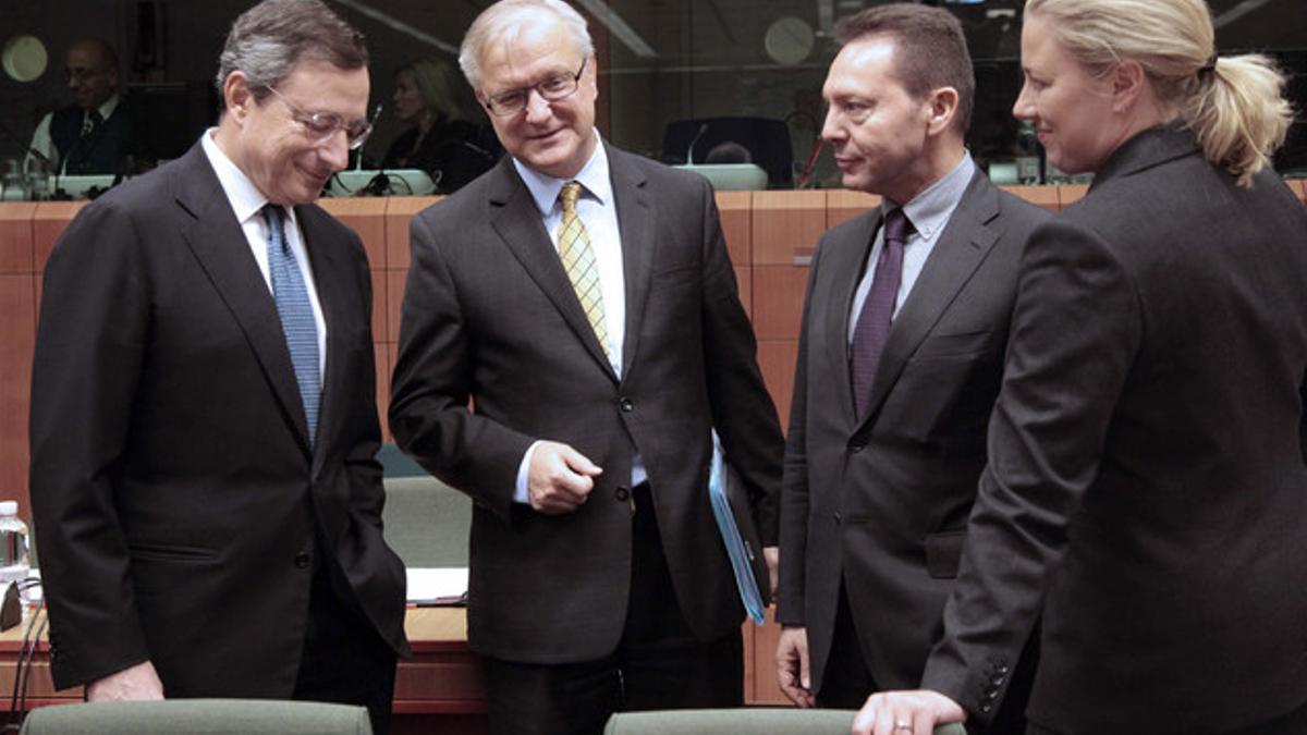 El presidente del Banco Central Europeo (BCE), Mario Draghi (izqueirda), conversa con el vicepresidente económico de la Comisión Europea (CE), Olli Rehn (segundo por la izquierda), el ministro de Finanzas griego Yannis Stournaras, y la ministra de Fi